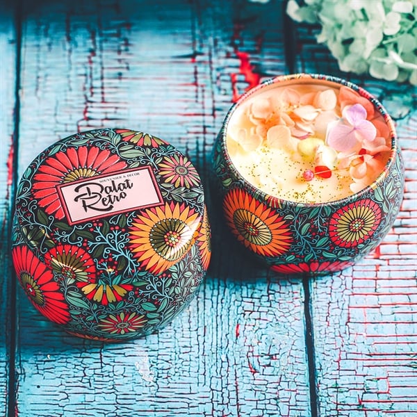Nến thơm, 120g, hộp, mẫu hộp thiếc hoa văn, hương verbena, Dalat Retro