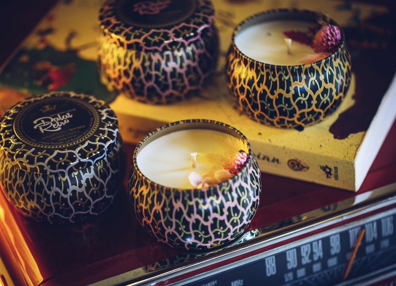 Nến thơm, 120g, hộp, mẫu hộp thiếc hoa văn, hương hamimelon and pear, Dalat Retro