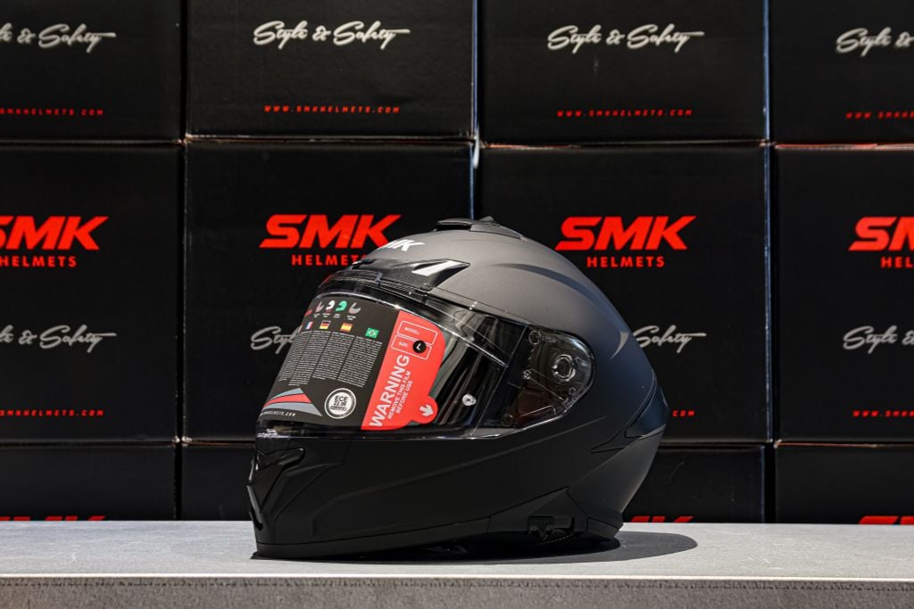 MŨ BẢO HIỂM FULLFACE SMK TYPHOON SOLID - MATT BLACK - MA200 (ECE 22.05 & 06 | DOT)