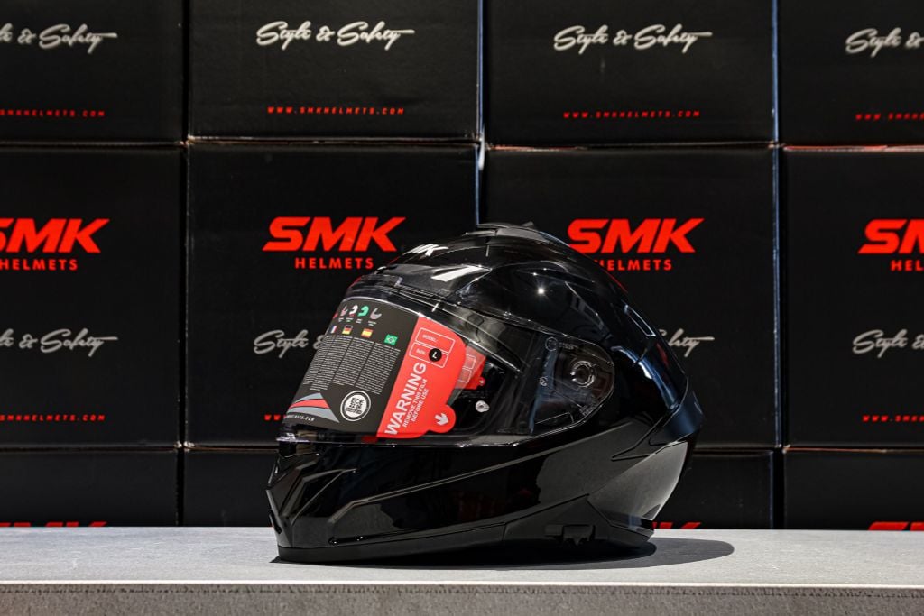 MŨ BẢO HIỂM FULLFACE SMK TYPHOON SOLID - GL200 (ECE 22.05 & 06 | DOT)