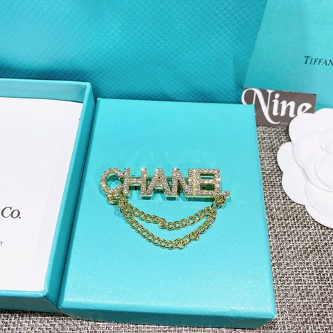 Cài Áo Chanel Gắn Dây Xích