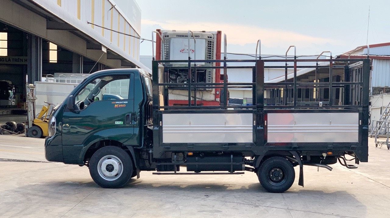  XE TẢI KIA K250 – TẢI TRỌNG 2.49 TẤN – MUI BẠT MỞ 5 BỬNG 