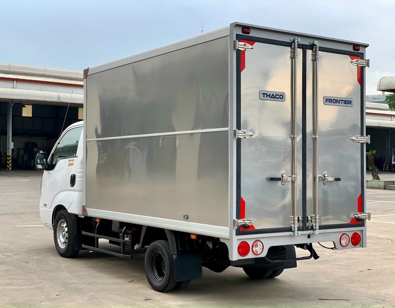  XE TẢI KIA K200 – TẢI TRỌNG 1.9 TẤN – THÙNG KÍN CÓ CỬA HONG 