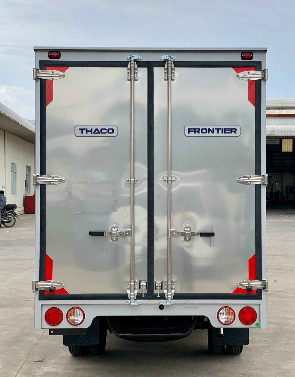  XE TẢI KIA K200 – TẢI TRỌNG 1.9 TẤN – THÙNG KÍN CÓ CỬA HONG 