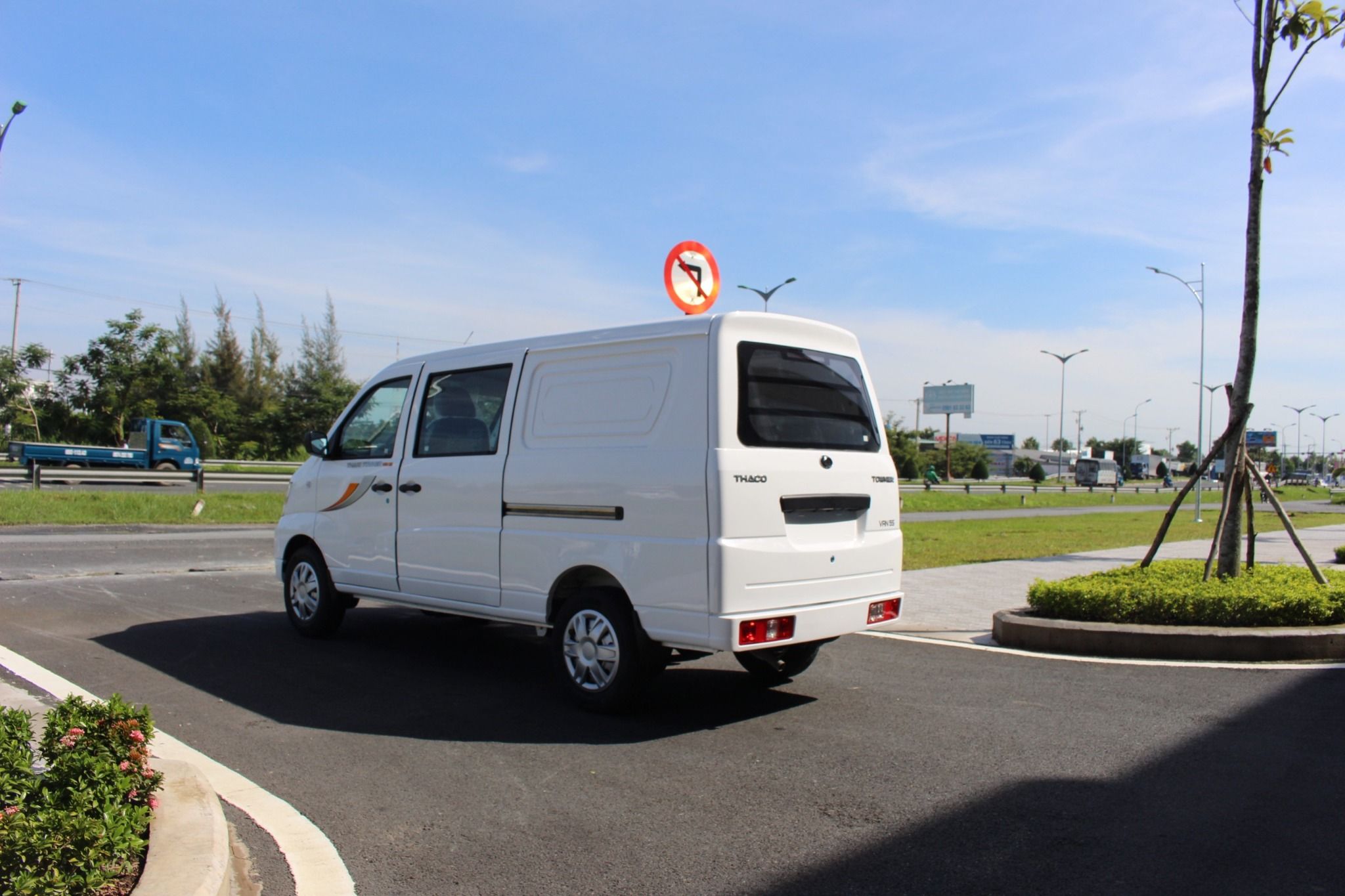  TOWNER VAN 5S - VAN 5 CHỖ NGỒI-745KG XE BÁN TẢI GIÁ RẺ 