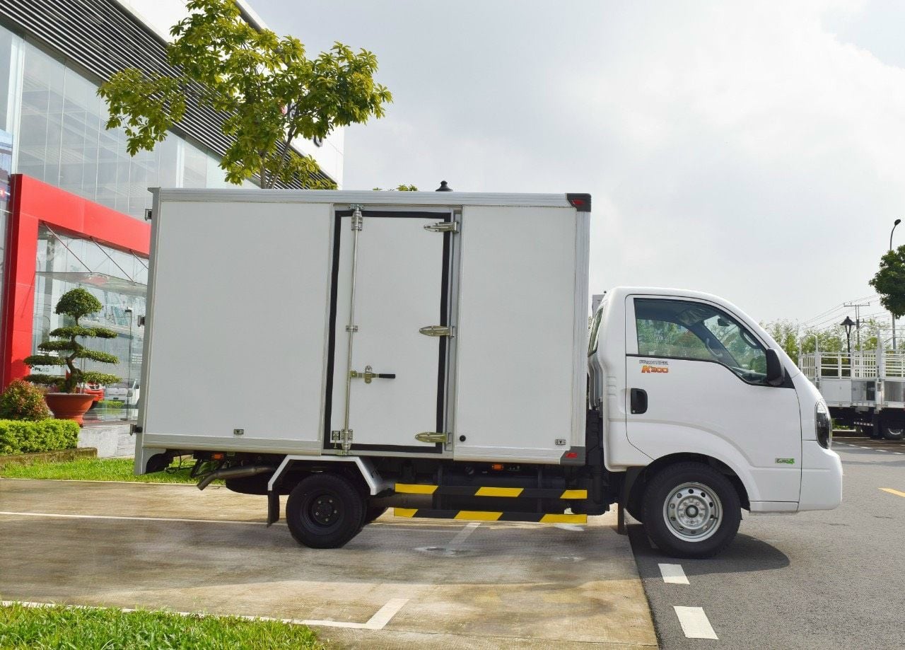  XE TẢI KIA K200 – TẢI TRỌNG 1.9 TẤN – THÙNG BẢO ÔN COMPOSITE 