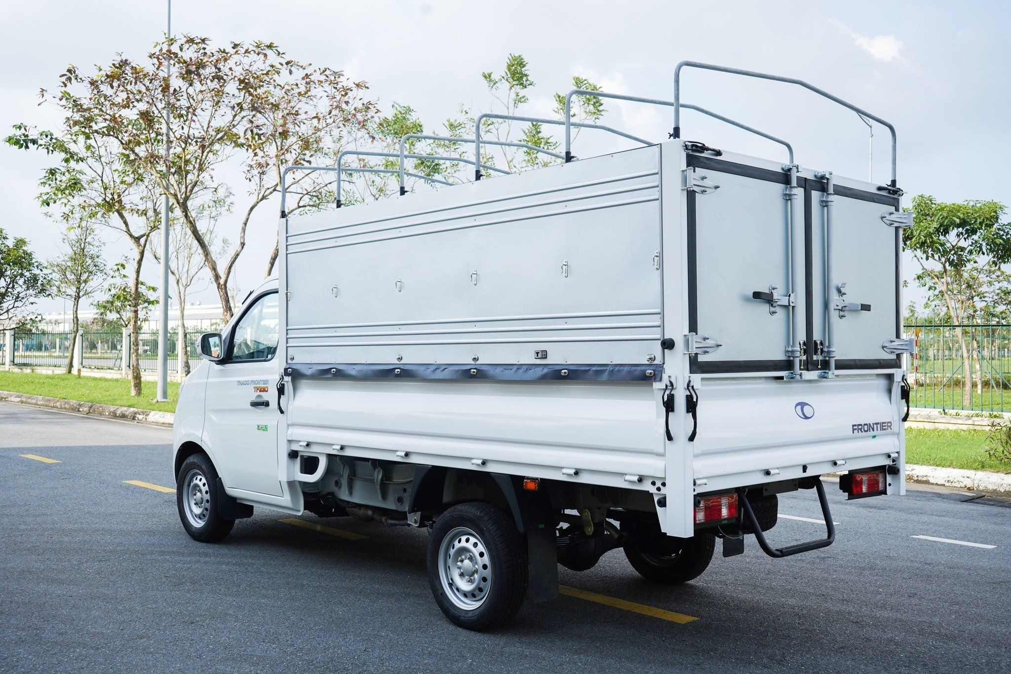  THACO FRONTIER  TF230 - THÙNG MUI BẠT - 920KG 