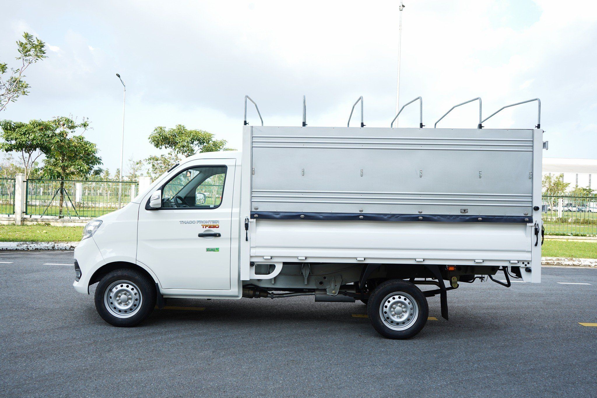  THACO FRONTIER  TF230 - THÙNG MUI BẠT - 920KG 