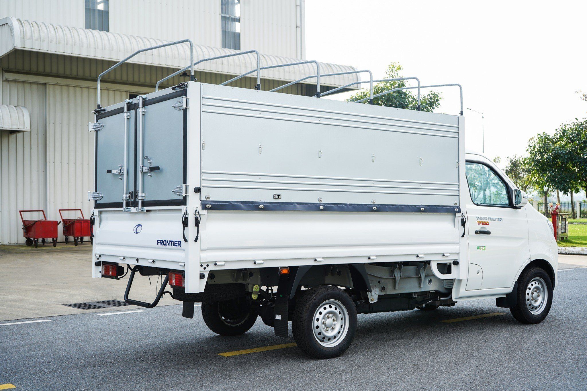  THACO FRONTIER  TF230 - THÙNG MUI BẠT - 920KG 