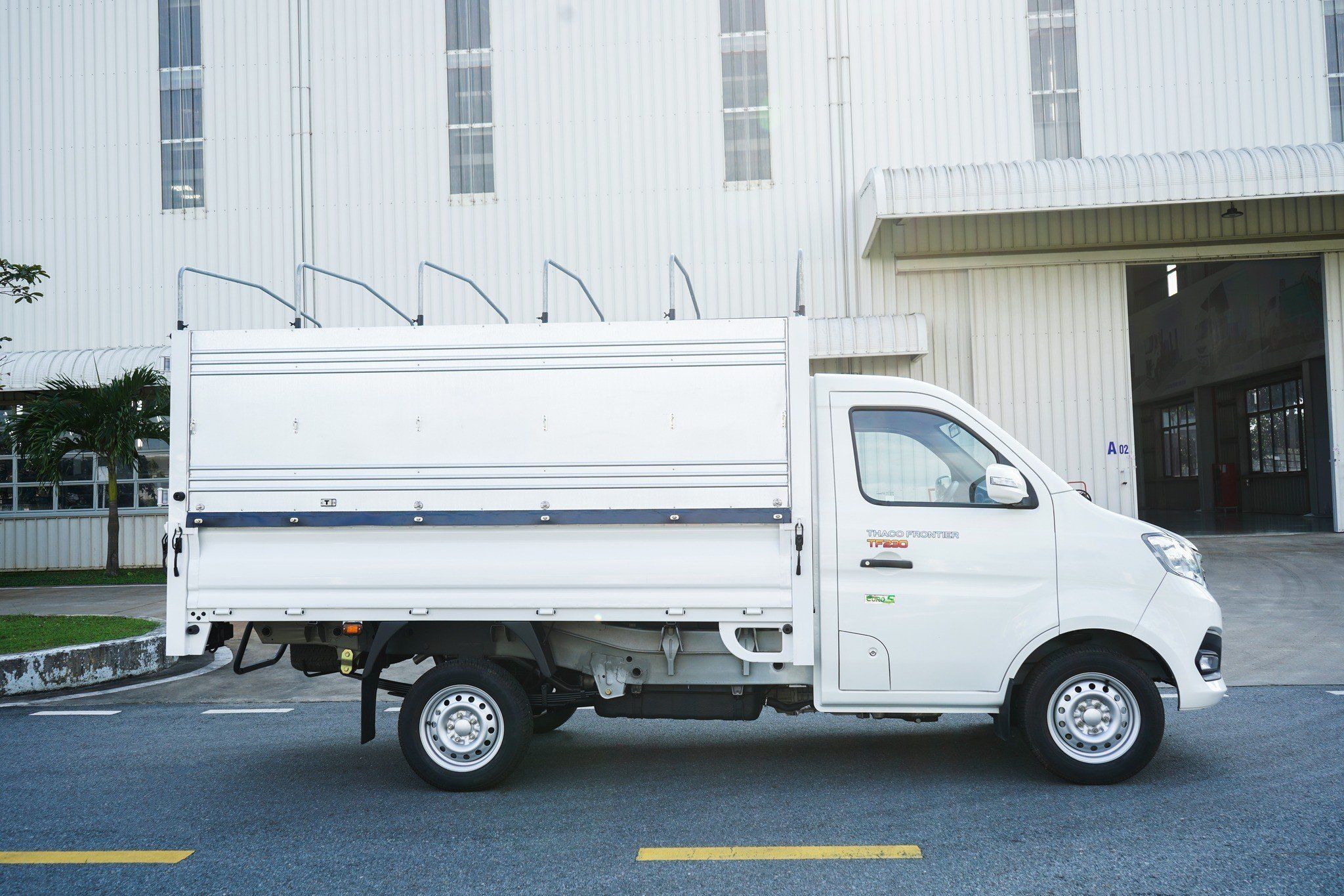  THACO FRONTIER  TF230 - THÙNG MUI BẠT - 920KG 