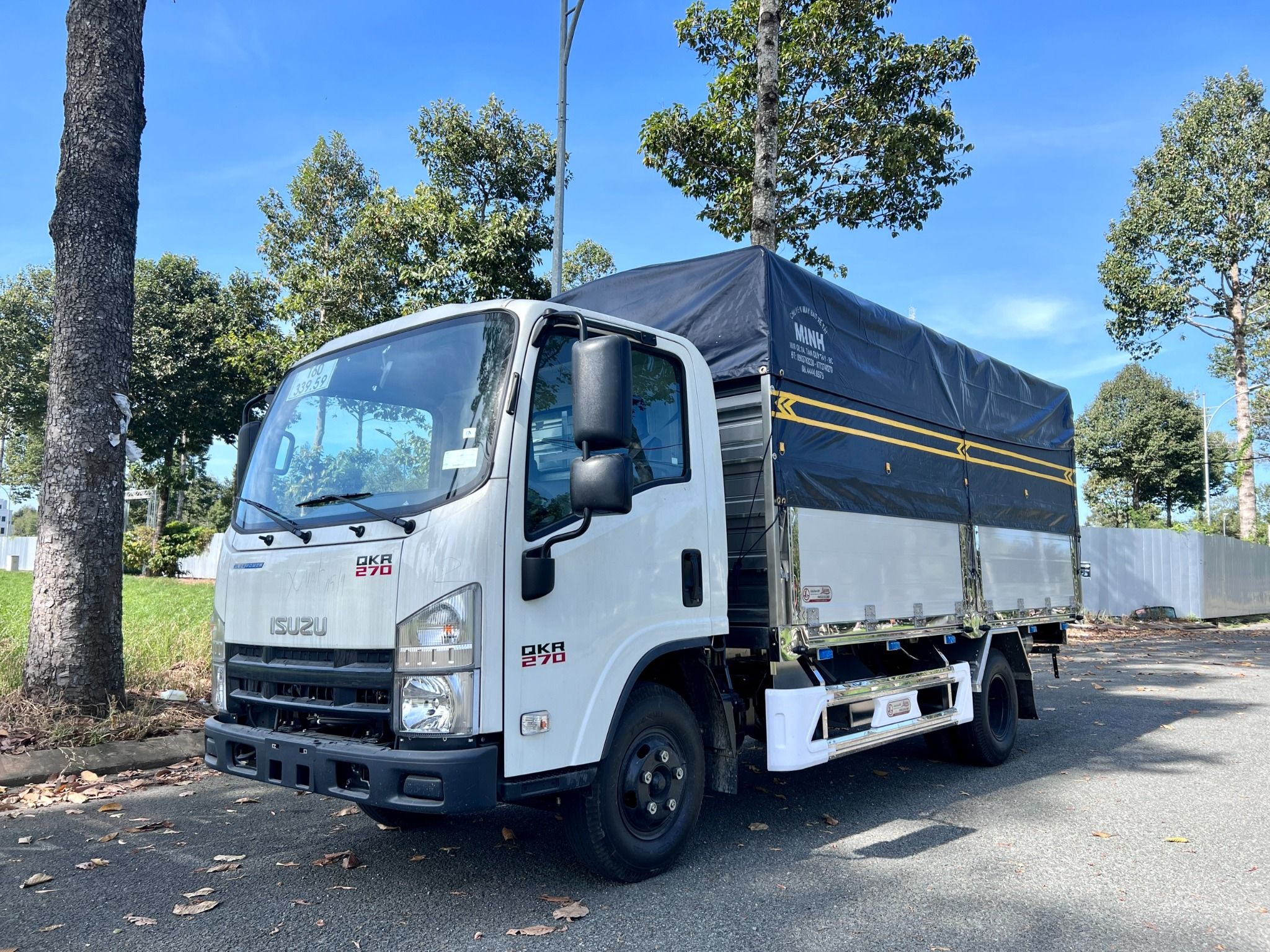  Isuzu QKR 270 Thùng Mui Bạt Bửng Nhôm Đầu Vuông Tải Trọng 2.79 Tấn 