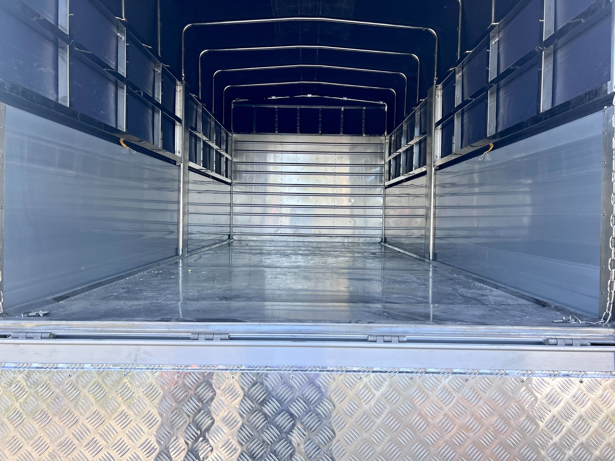  Isuzu QKR 270 Thùng Mui Bạt Bửng Nhôm Đầu Vuông Tải Trọng 2.79 Tấn 