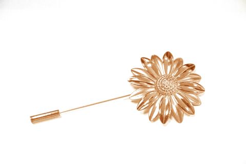 Cài áo Hoa cúc nhỏ kt: 6.5 x 3.2 cm, đồng mạ vàng