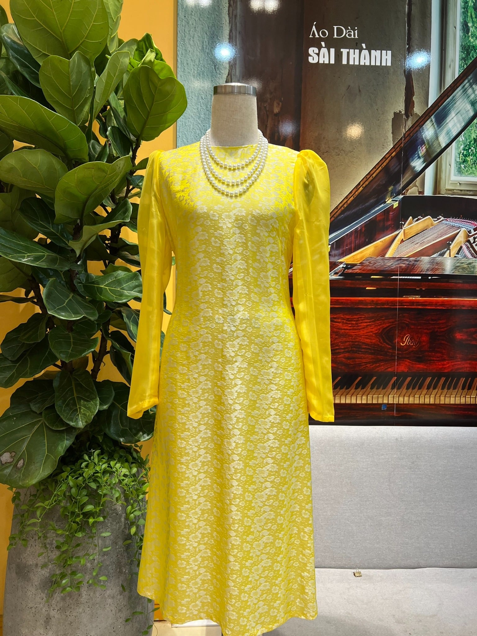 CT0040- Áo dài cách tân lụa vàng