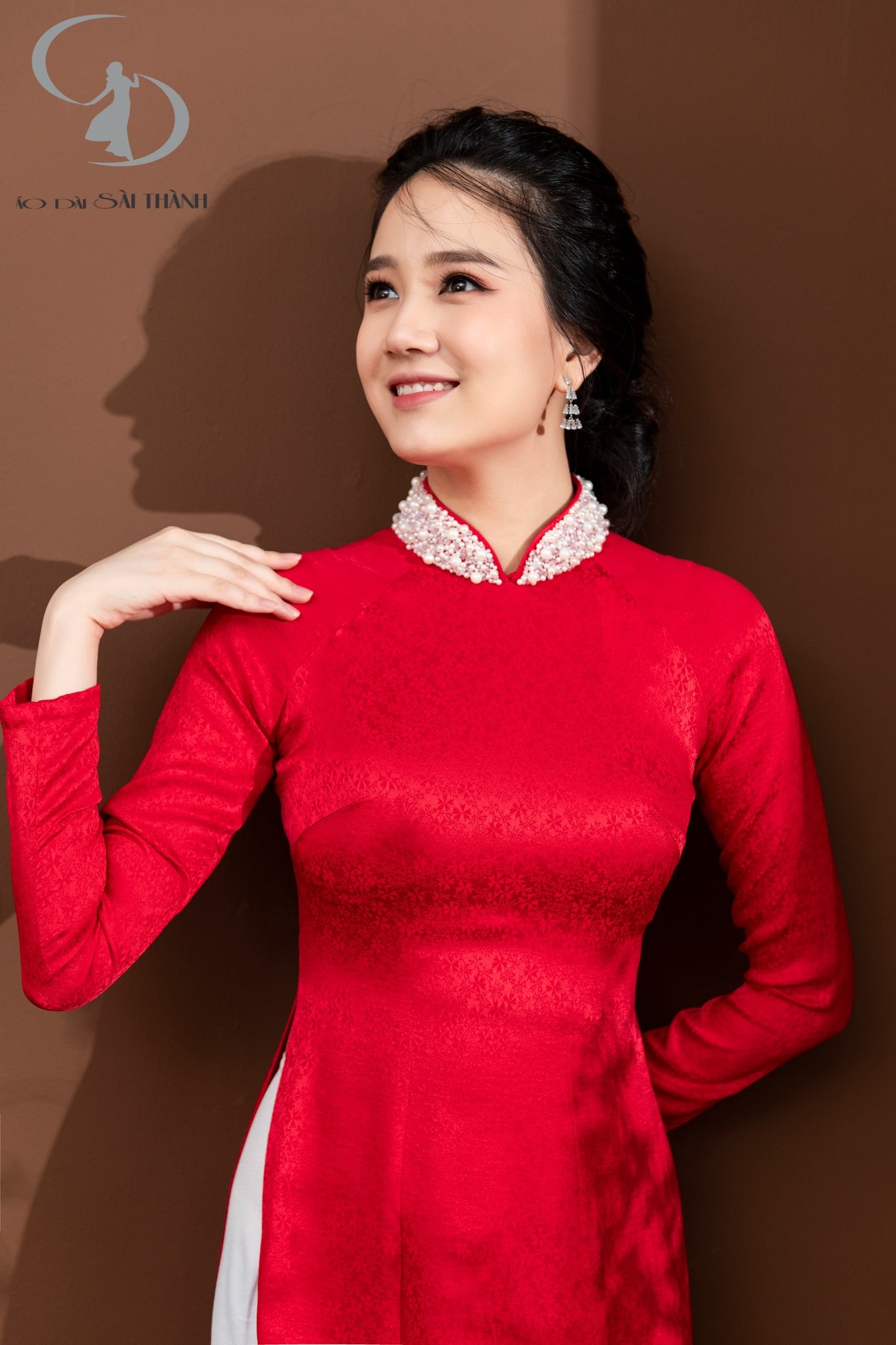 TT0115 - Áo dài lụa tơ tằm đỏ nhung đính cổ ngọc