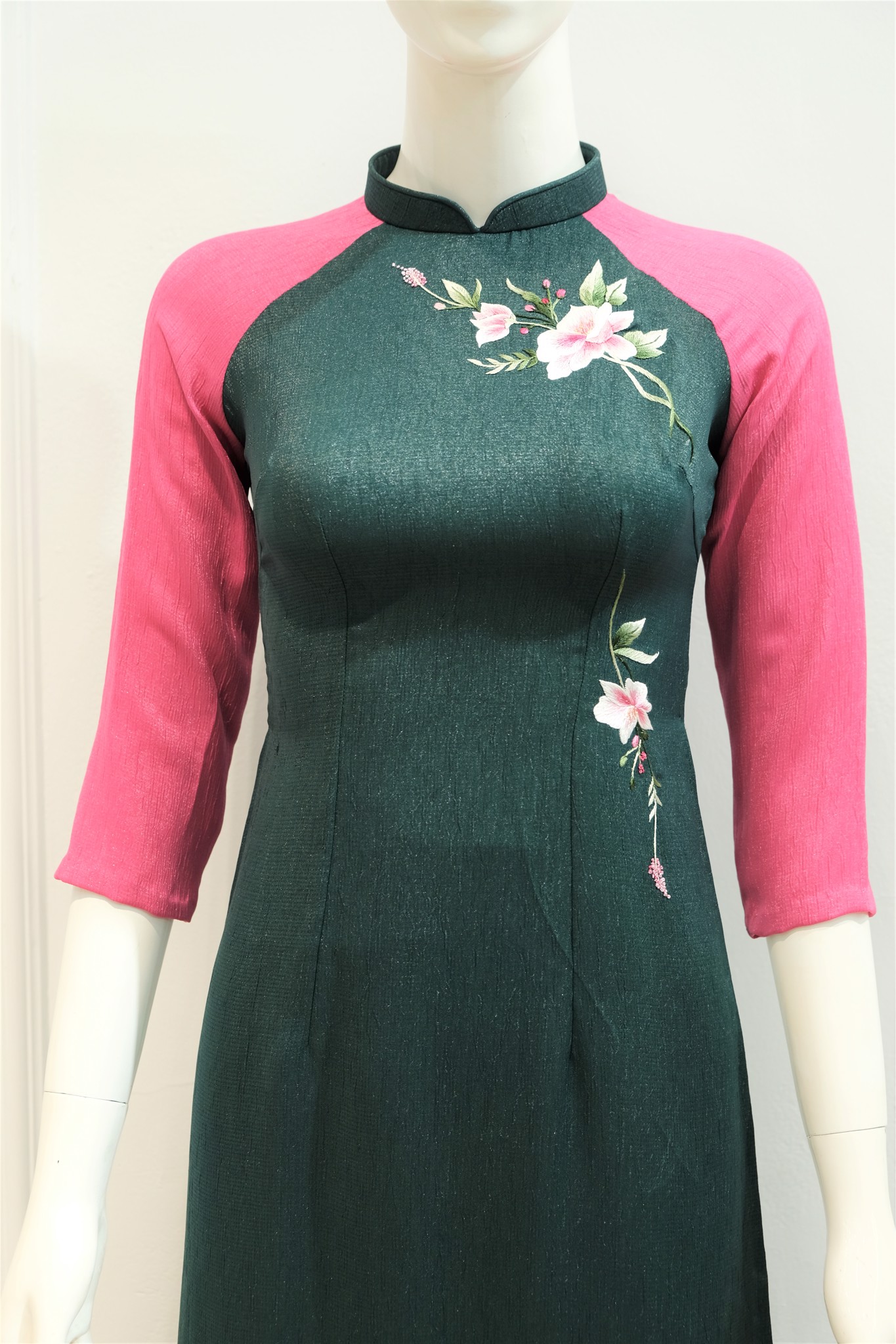 CT0009-Áo dài cách tân tằm xanh thêu tay ngực eo