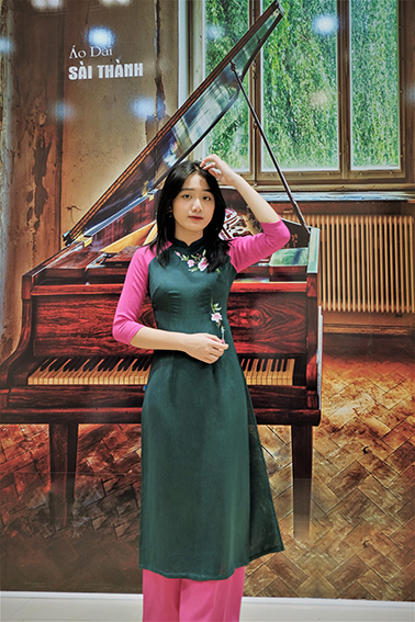 CT0009-Áo dài cách tân tằm xanh thêu tay ngực eo