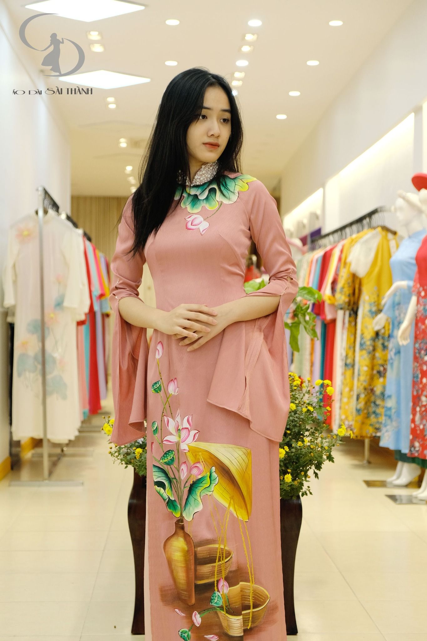 Tt0074- Áo Dài Vẽ Hoa Sen Tay Xẻ – Áo Dài Sài Thành