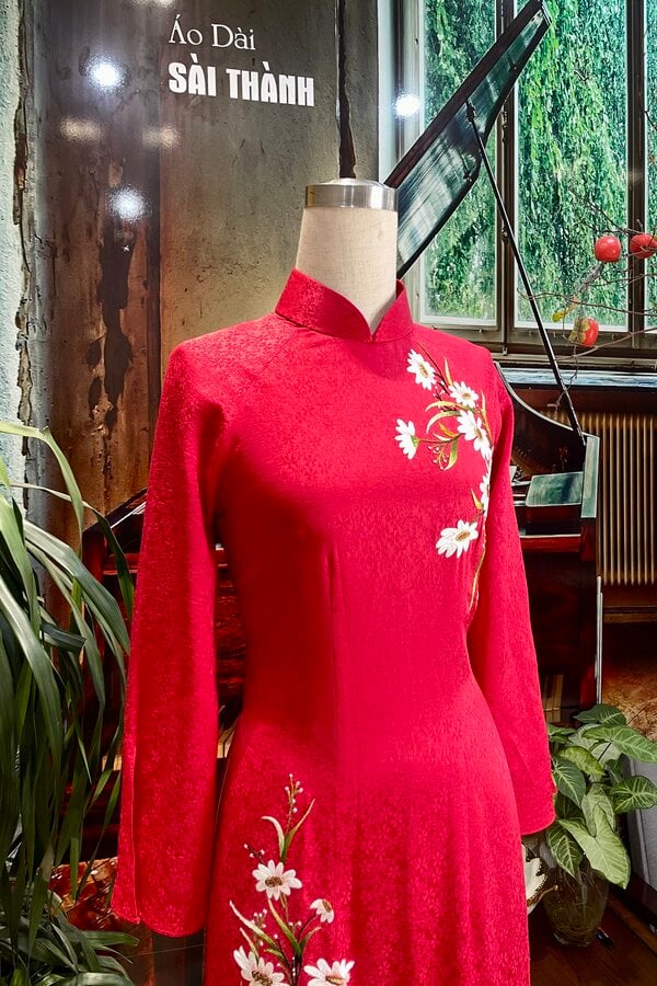 TT0177 - Áo dài tơ tằm đỏ thêu tay hoa cúc họa mi