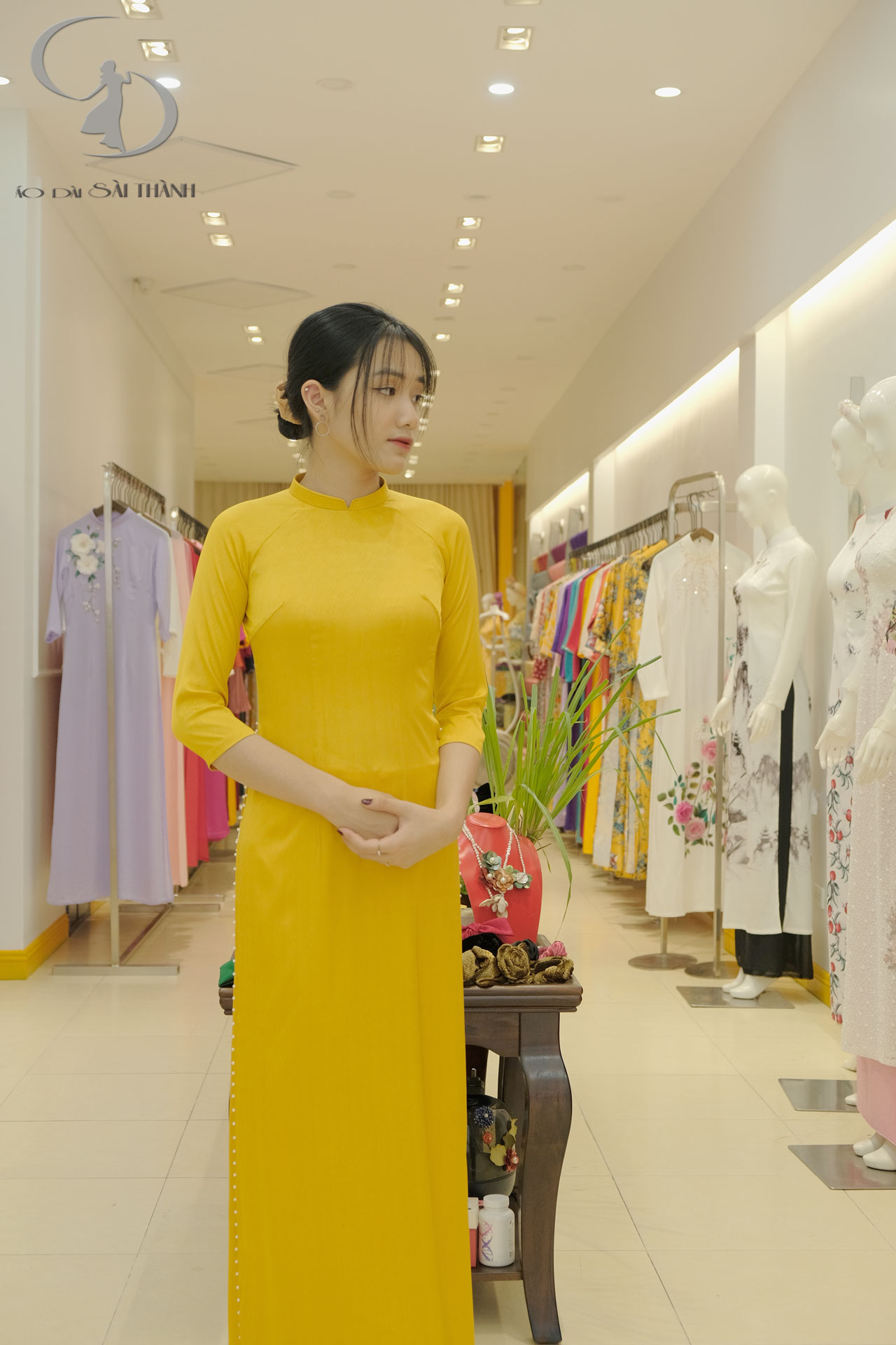 TT0032 - Áo dài vàng vân gỗ đính trai tà