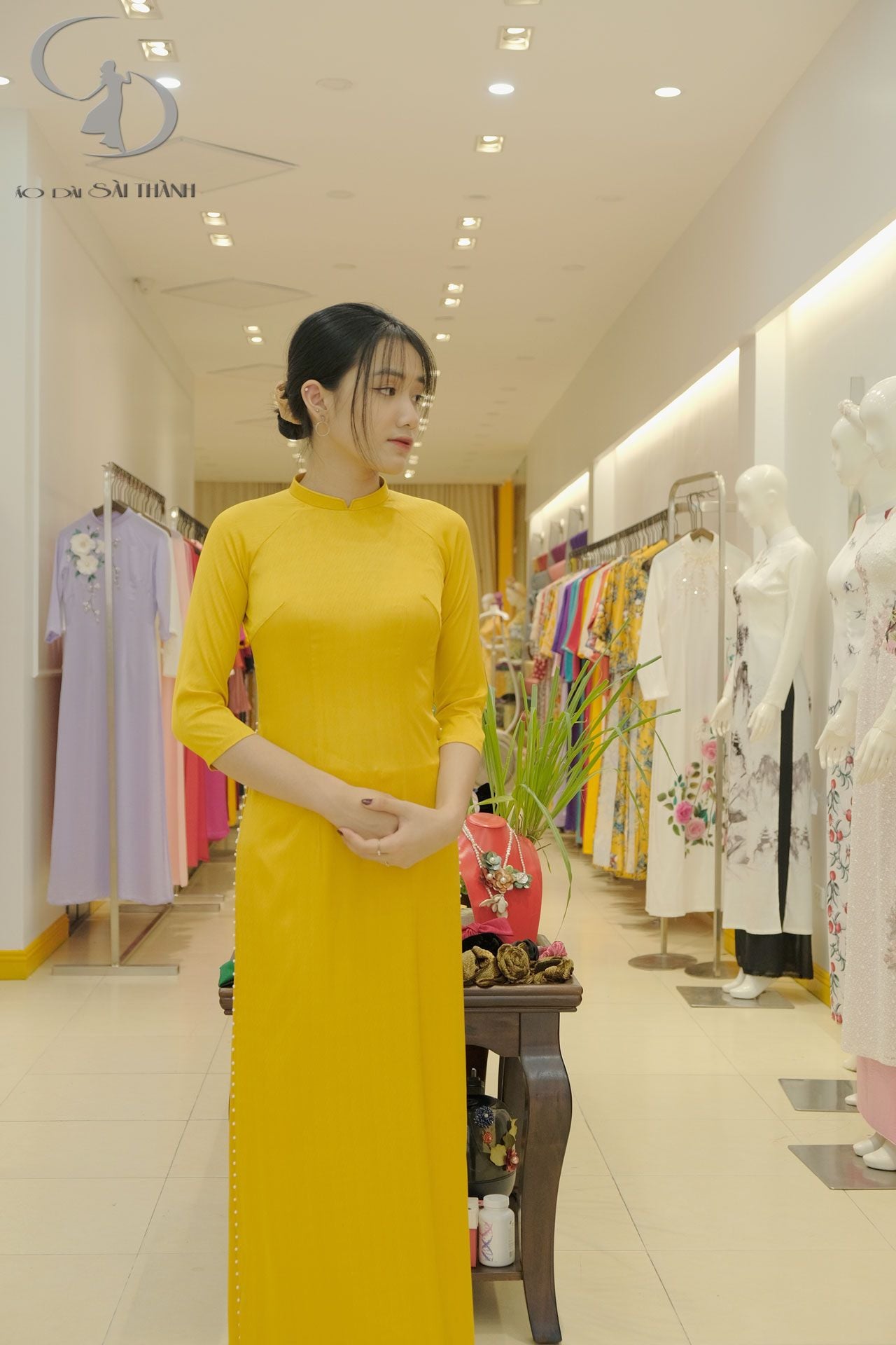 TT0032 - Áo dài vàng vân gỗ đính trai tà