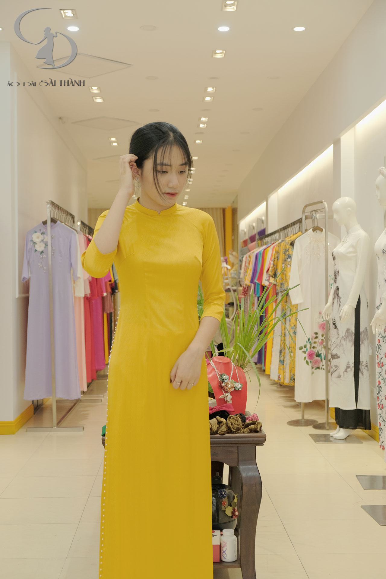 TT0032 - Áo dài vàng vân gỗ đính trai tà