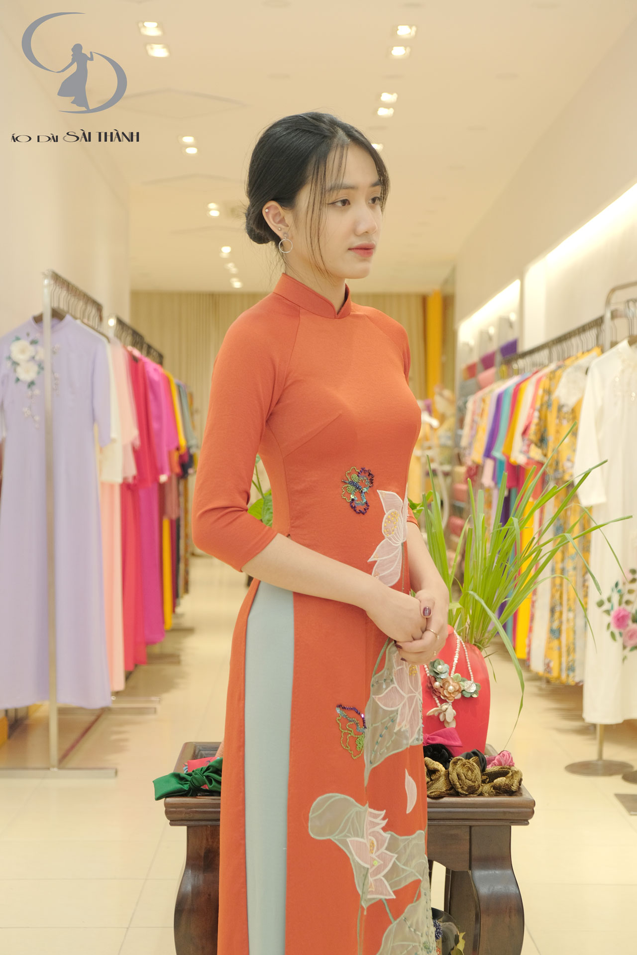 TT0039-Áo dài cam đất thêu sen