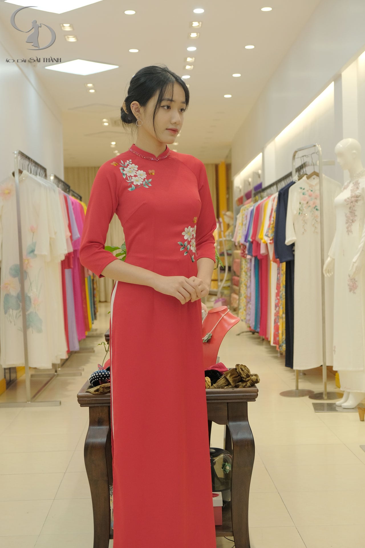 TT0056- Áo dài thêu tay hoa thủy tiên đỏ nhung