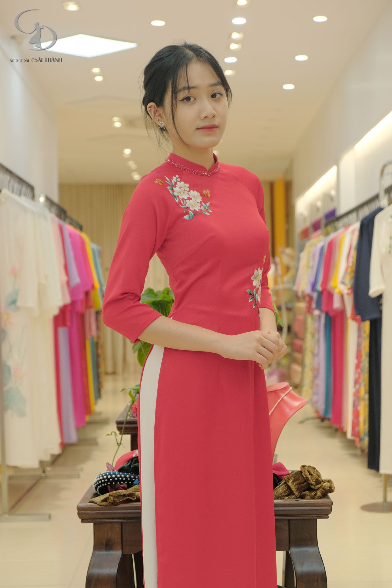TT0056- Áo dài thêu tay hoa thủy tiên đỏ nhung