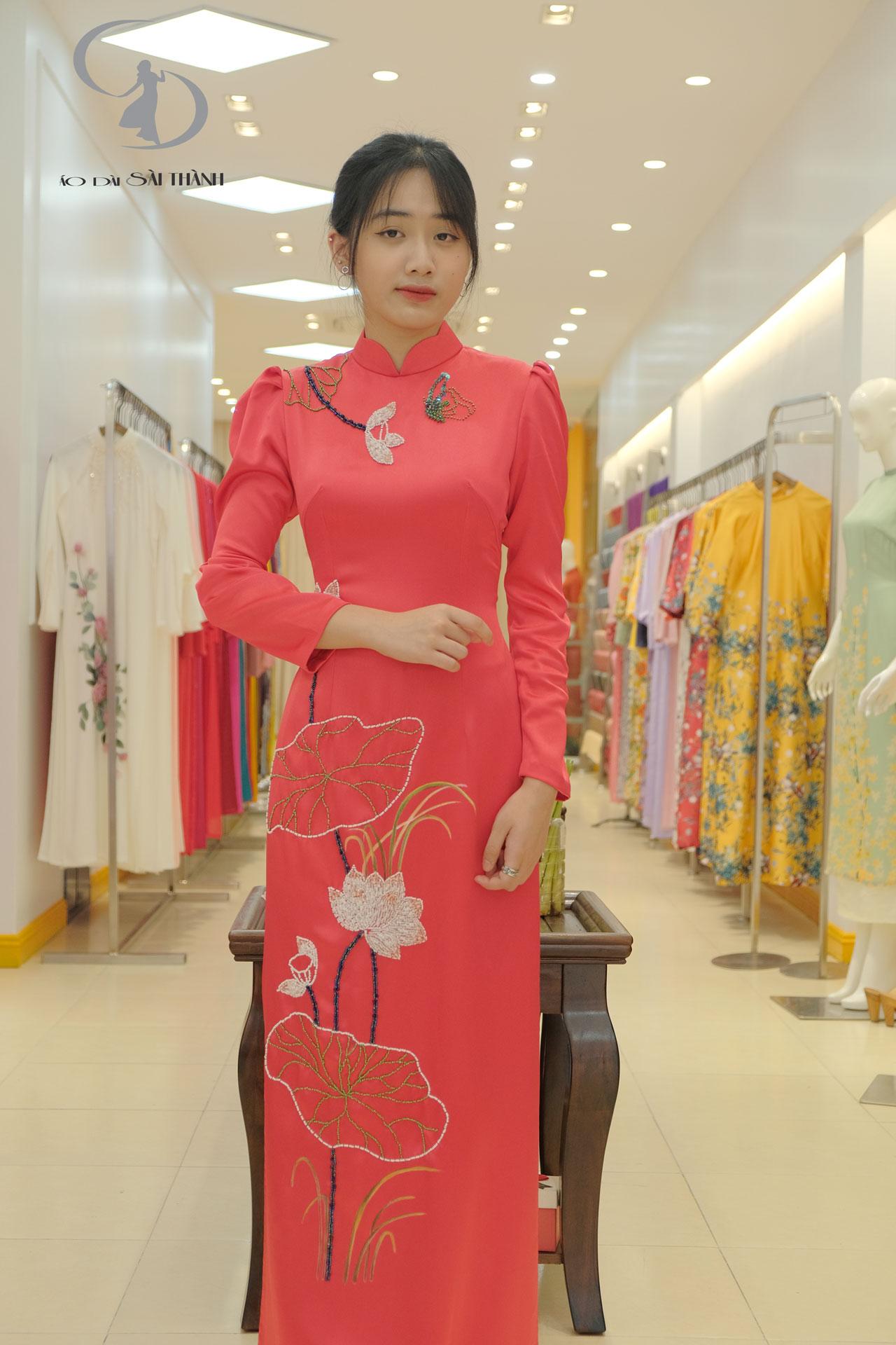 TT0084-Áo Dài đỏ tay bồng hoa sen pha lê