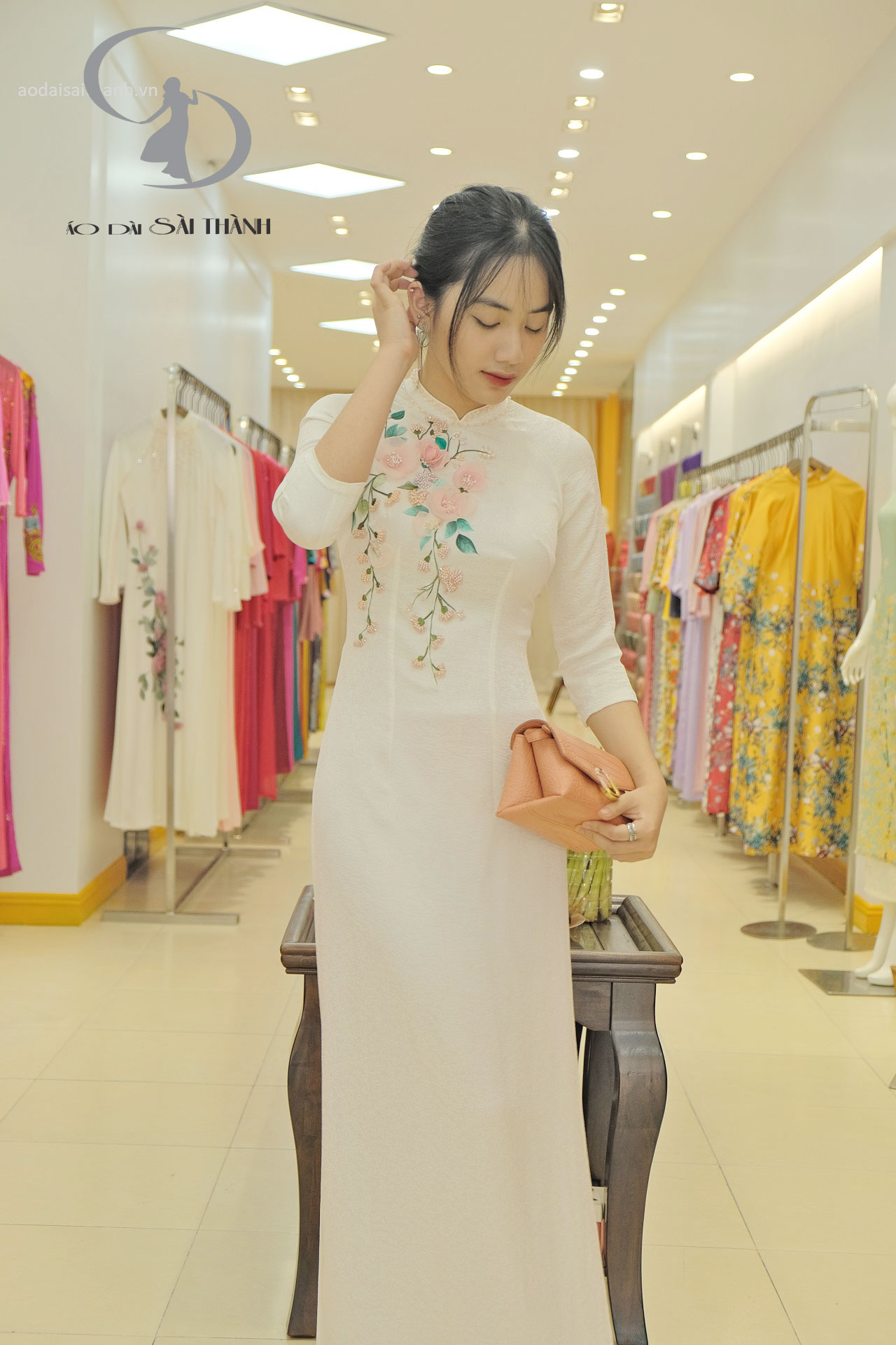 TT0090-ÁO DÀI CÔ DÂU TƠ TẰM TRẮNG KẾT HOA HỒNG