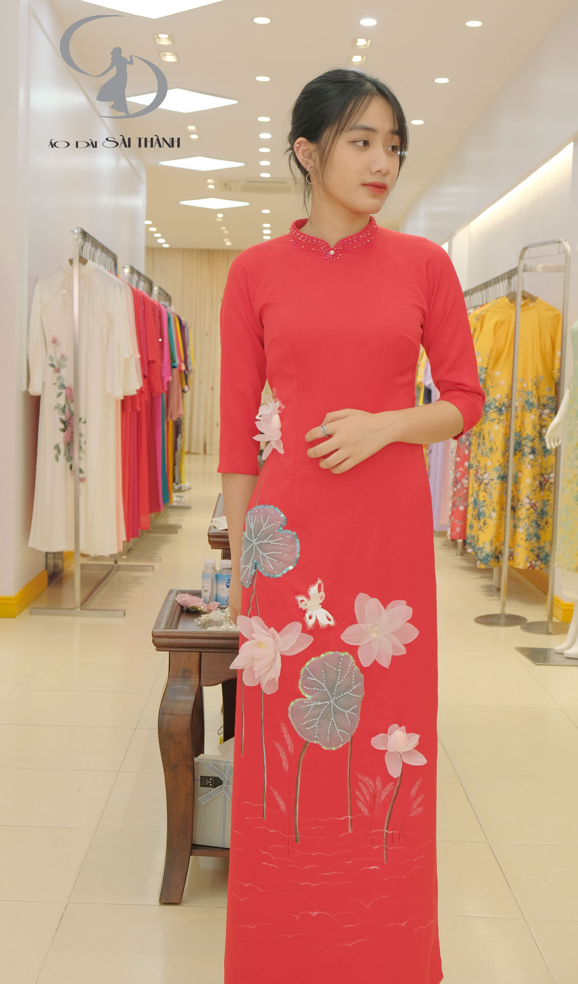 TT0091-Áo dài đỏ hoa sen