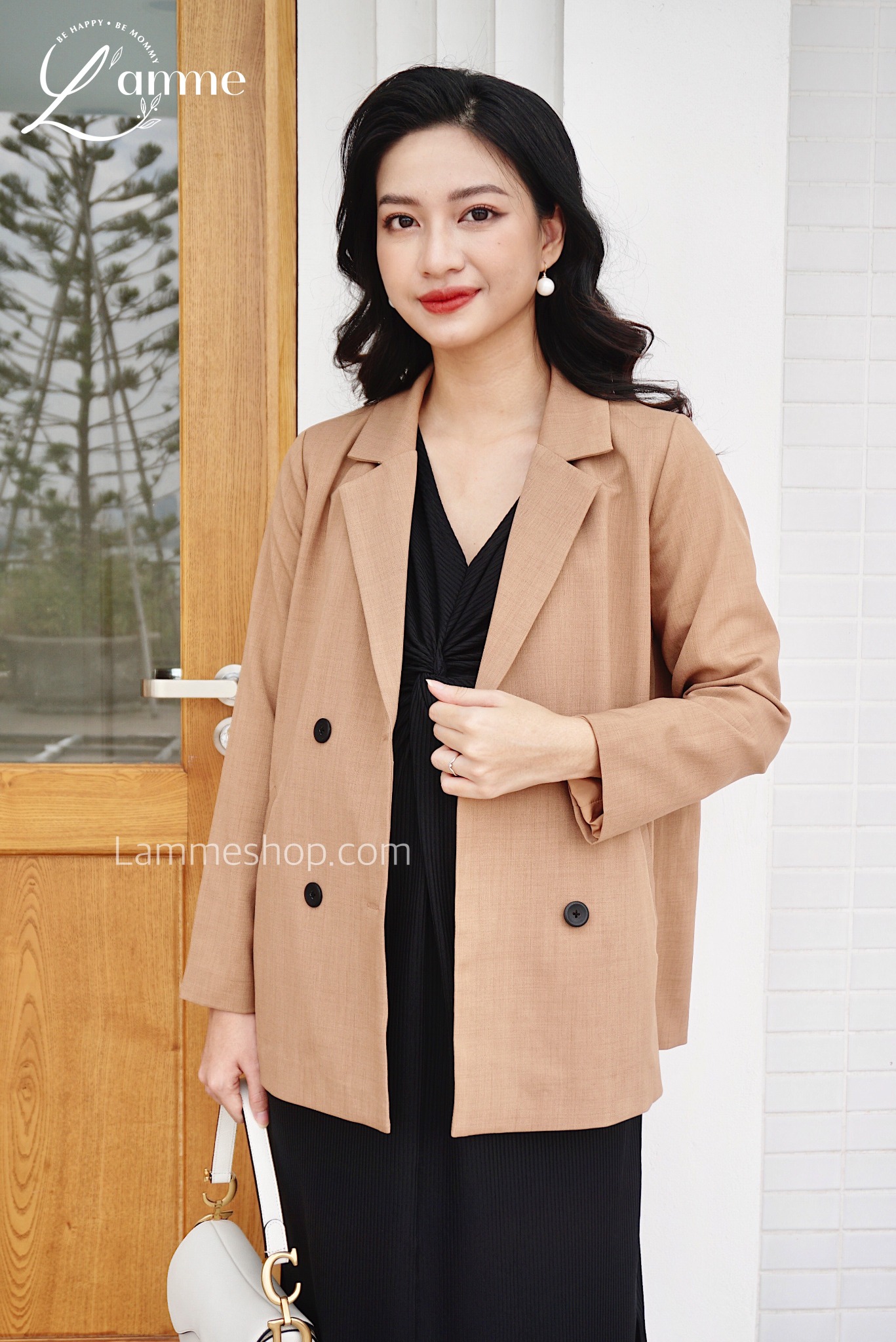 Bà bầu mùa thu và áo khoác mùa đông trong phần dài cộng với váy len