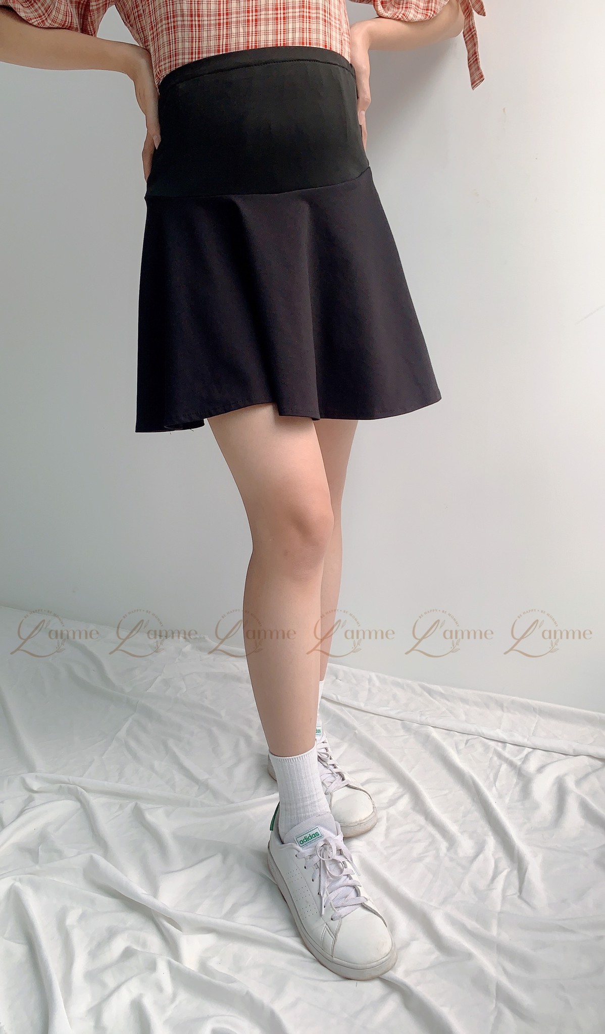 Nhã Phương mặc sơ mi váy ngắn trẻ như nữ sinh sau khi sinh con