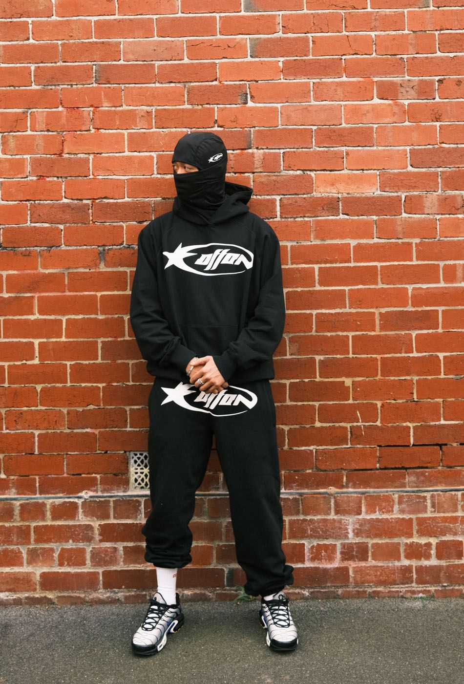  OFFONOFF STAR CIRCLE HOODIE / BLACK 