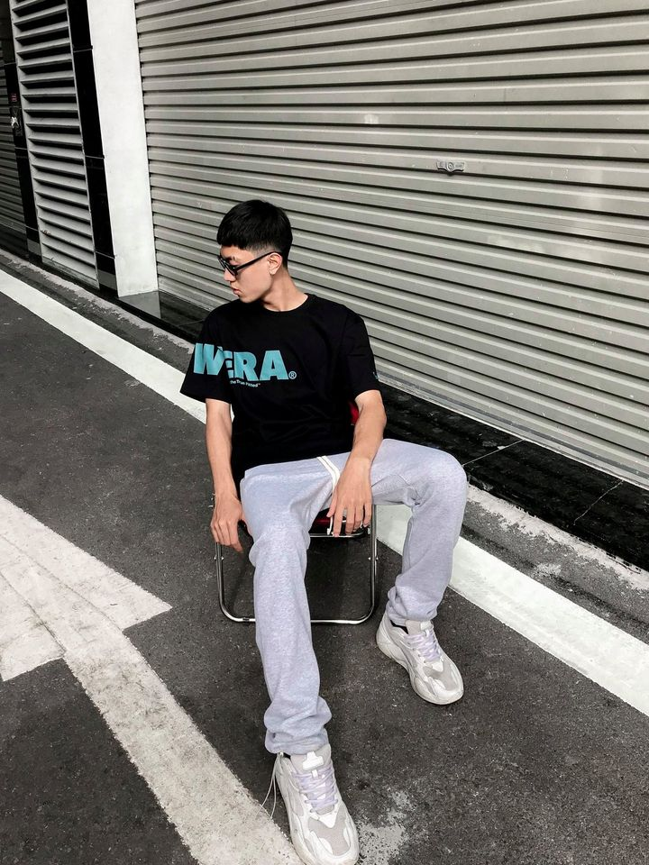 Xuống phố với áo thun nam tay lỡ và quần jeans phong cách