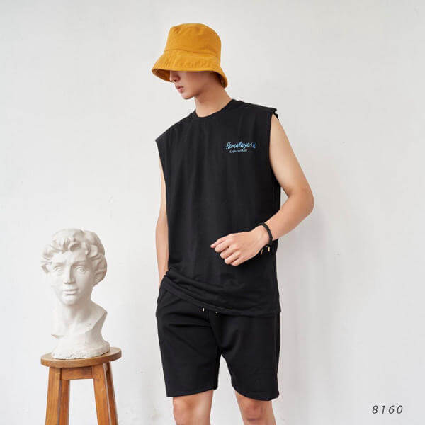 Khỏe khoắn cùng áo thun đen sát nách và quần short thể thao