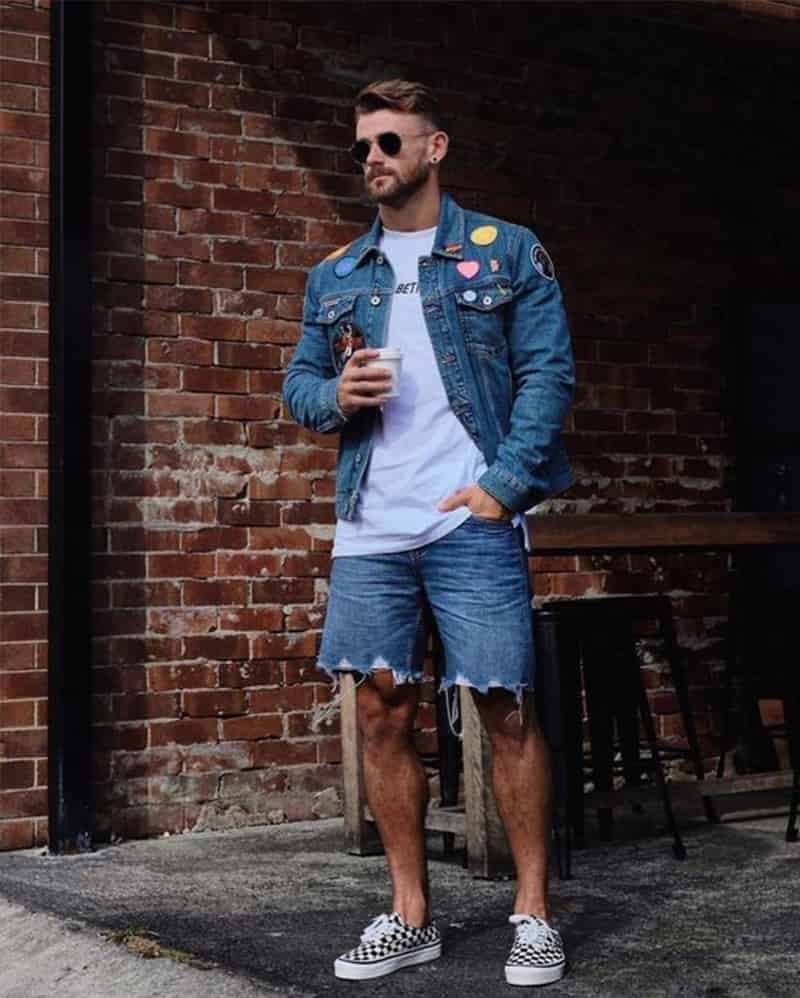 Quần bò ngắn nam rách đi kèm với áo khoác denim