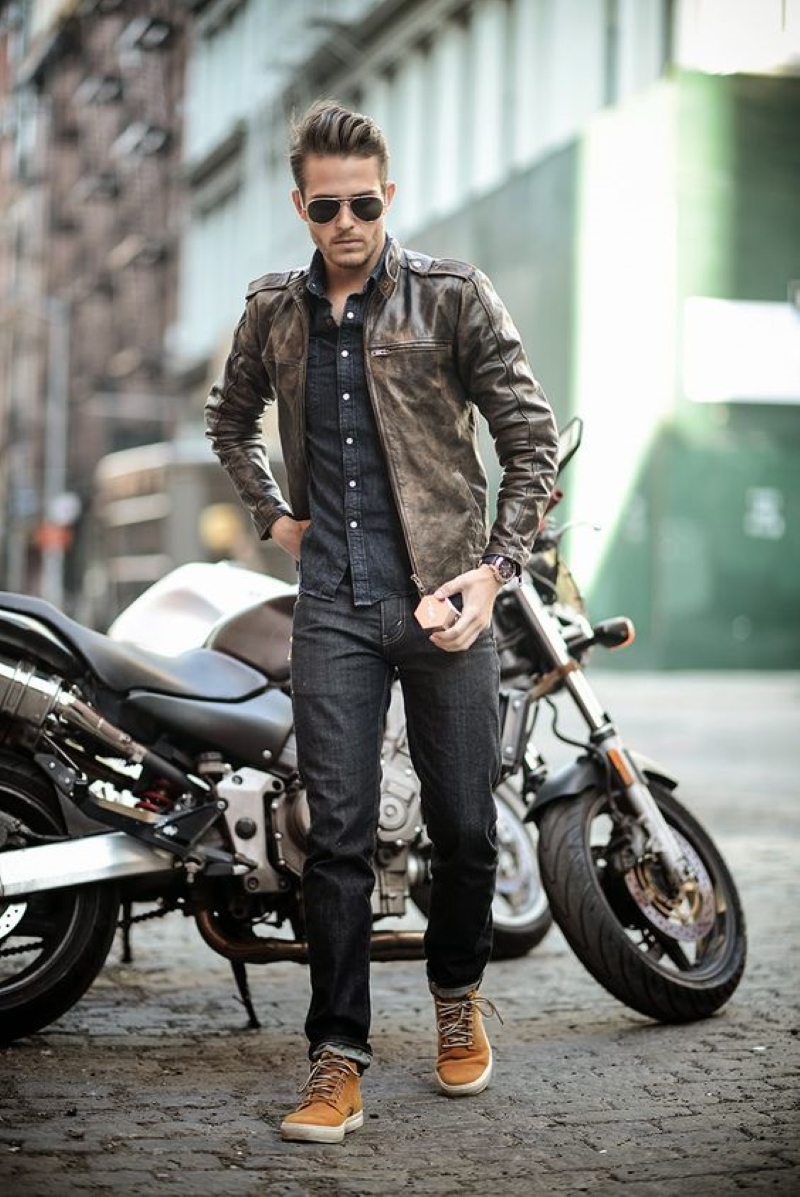 Jeans đen nam kết hợp áo khoác da 