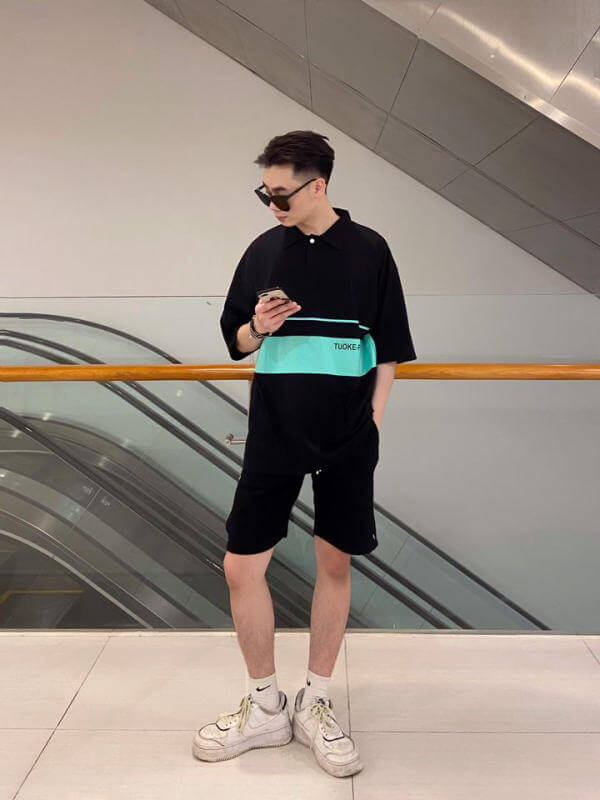 Set đồ năng động với áo thun đen và quần short