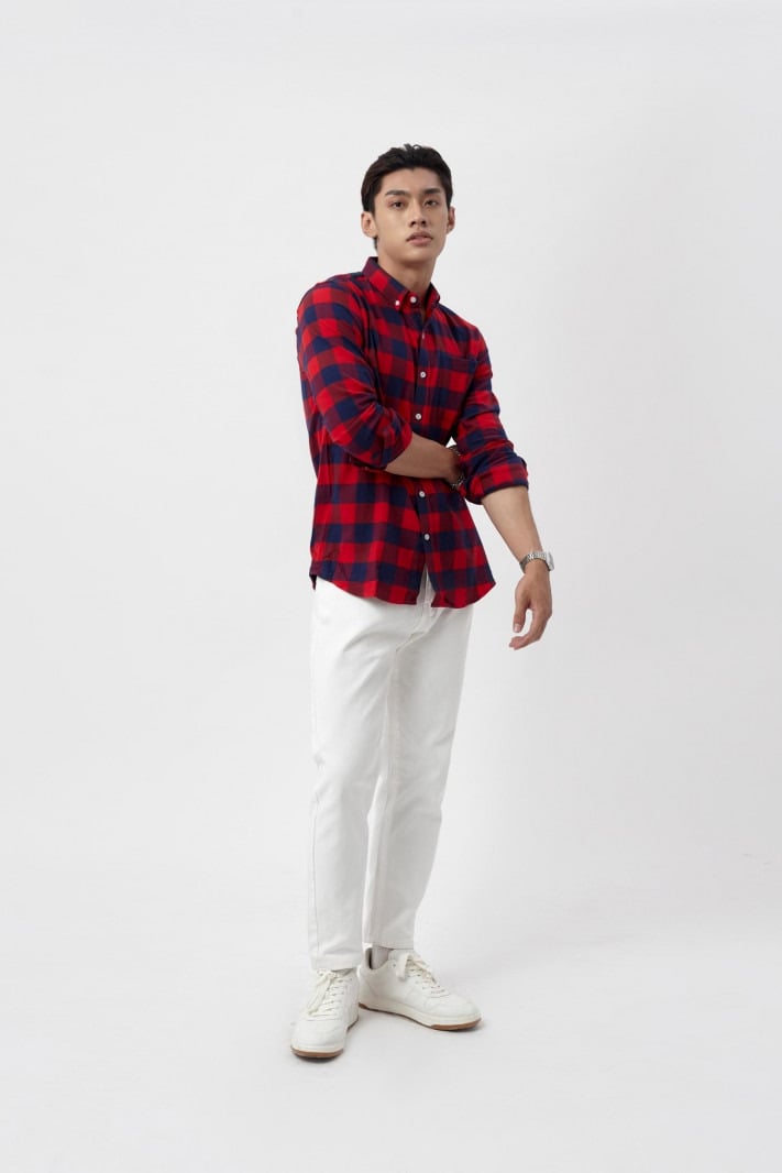 Mix áo thun có cổ với quần tây