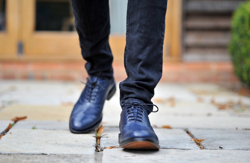 Giày Oxford đen và quần jean đen 