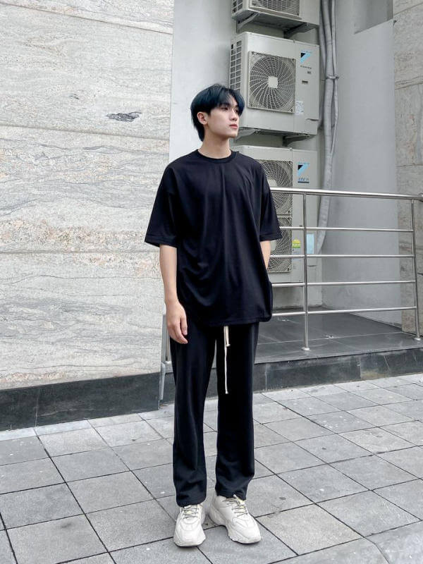 Outfit áo thun đen nam và quần oversize đầy sáng tạo
