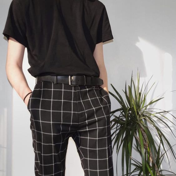 Cách mix mới lạ với quần kẻ caro+áo thun đen nam