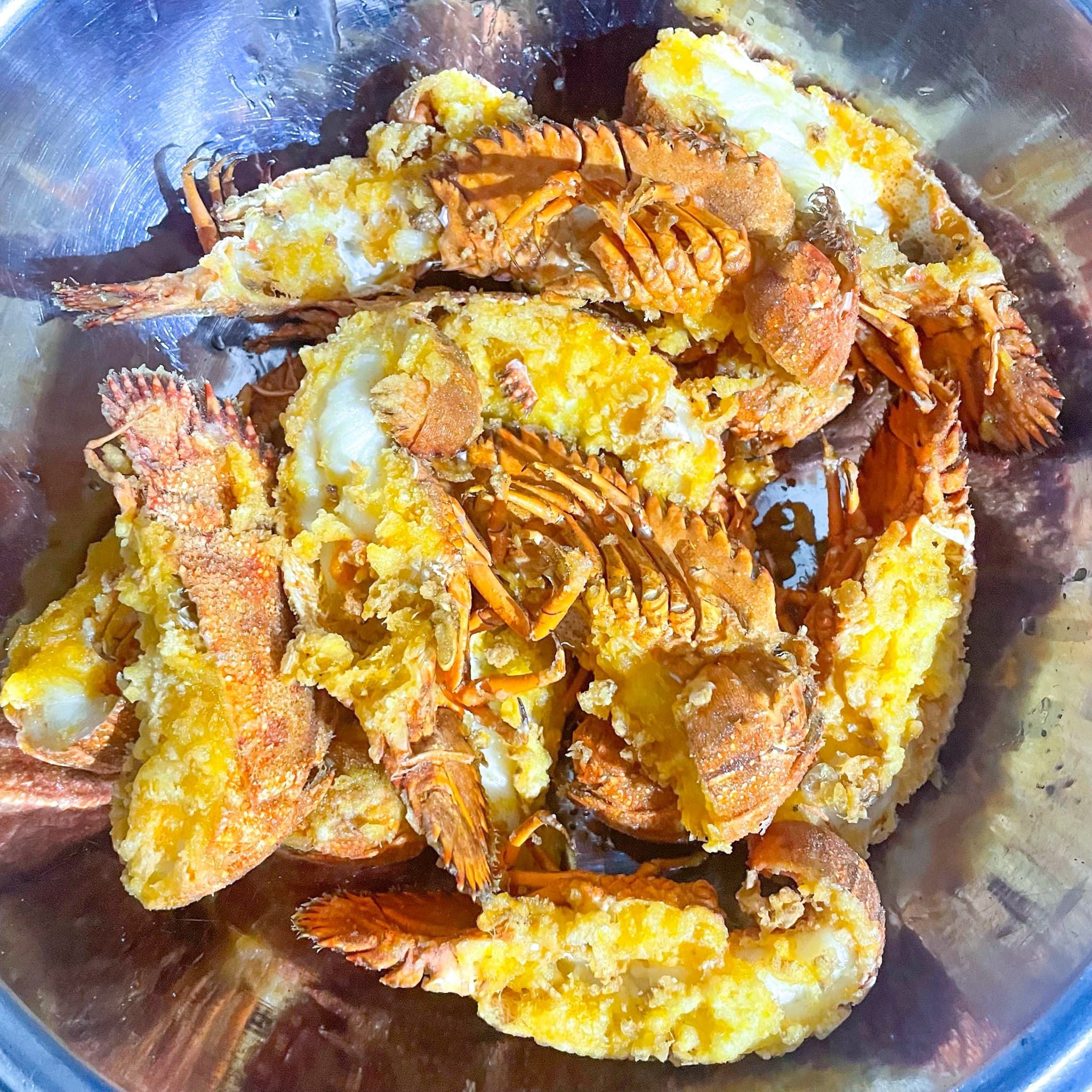  Tôm Mũ Ni Đen Cháy Tỏi 