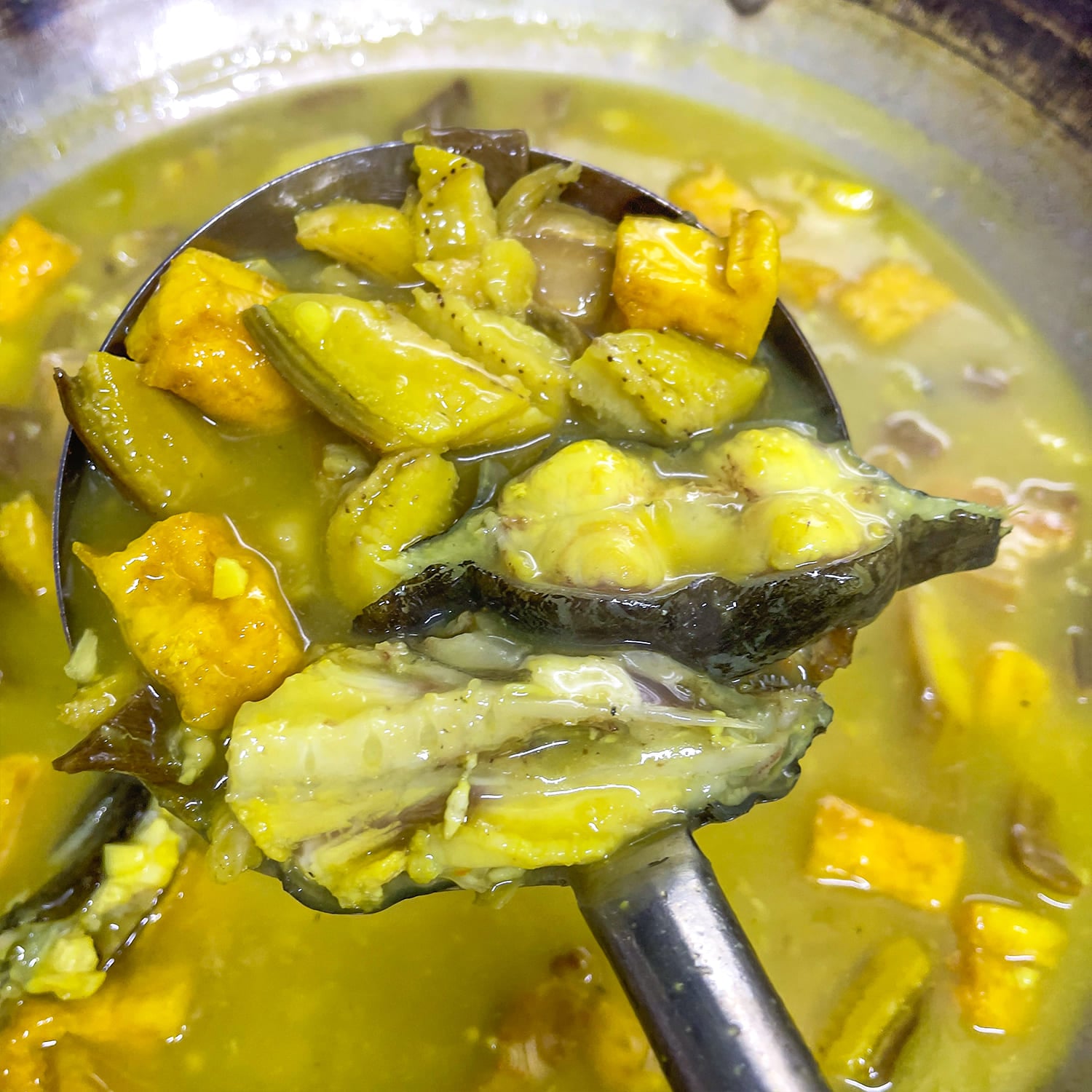 ca chinh hoa om chuoi dau