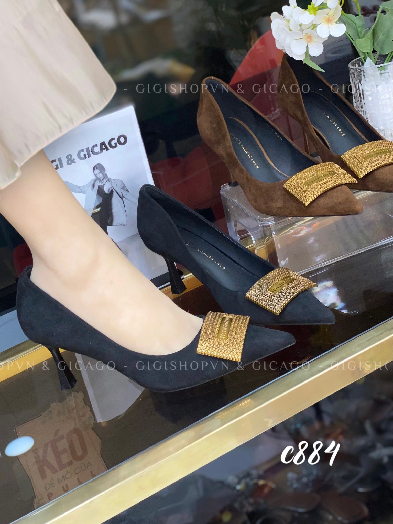 Cao gót nhọn da lộn khóa đồng C884