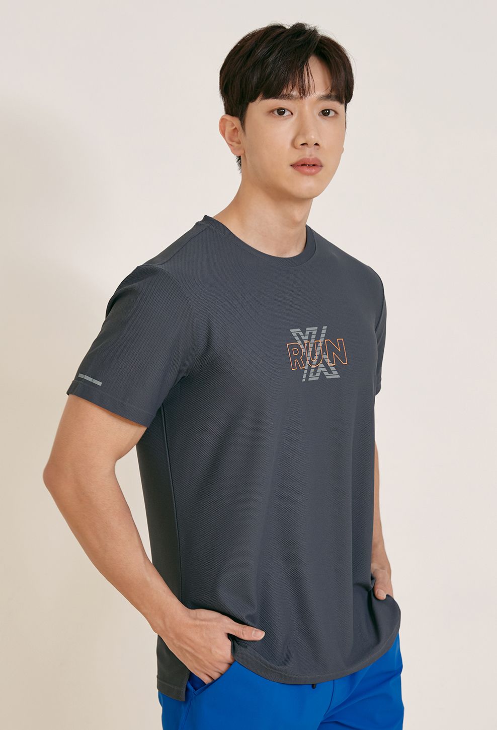  XT2114F(sẵn)_Running Trainer Short Sleeve Embo 