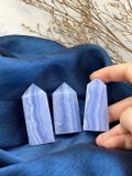  Trụ đá Blue Lace (mã não Ren), hỗ trợ luân xa 5, sự tự tin, giao tiếp, thể hiện bản thân, đá thanh tẩy, đá phong thuỷ 