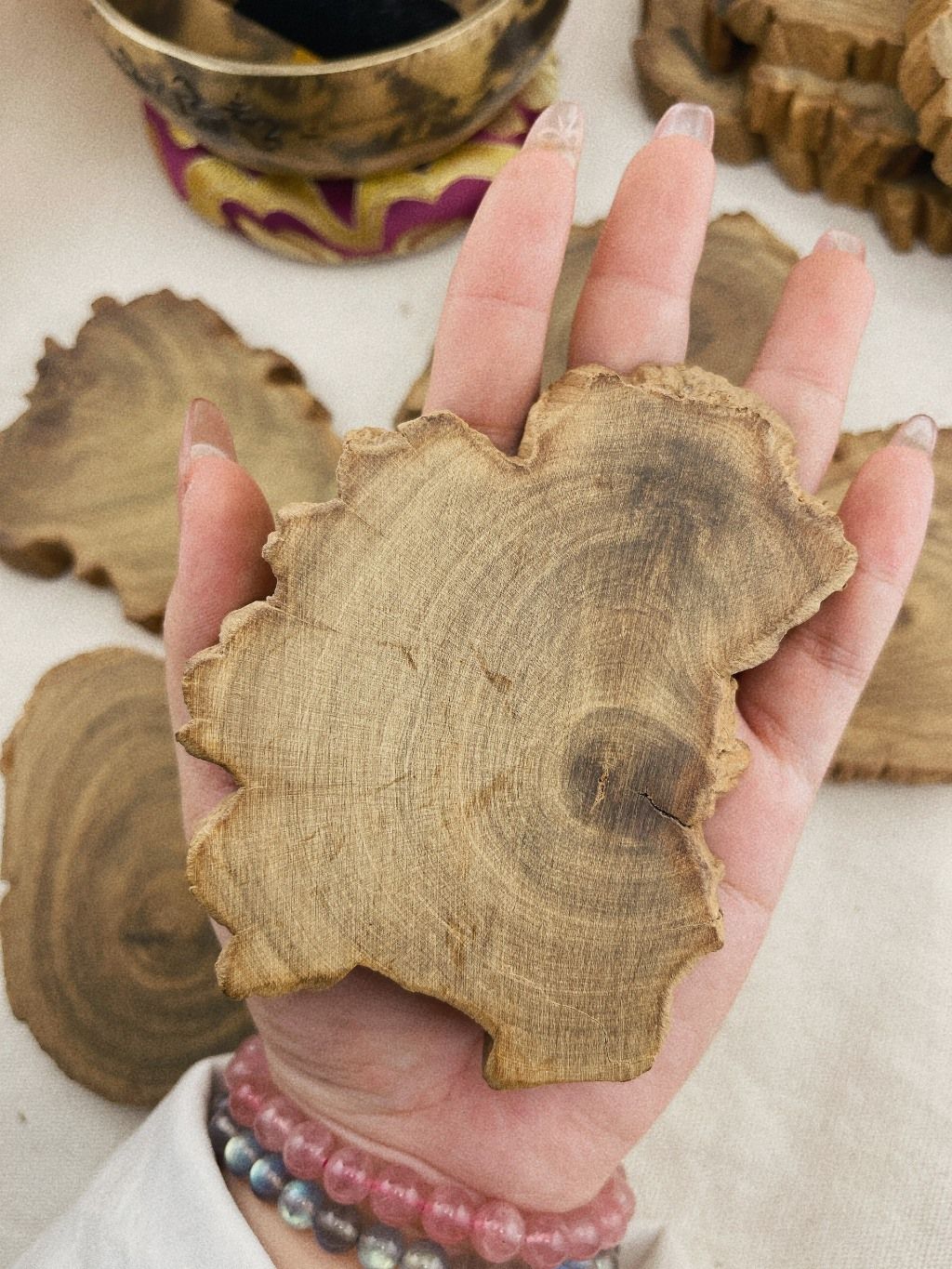  Đế gỗ Cedarwood tự nhiên, khoanh gỗ, lát gỗ tự nhiên, gỗ của cây Tuyết Tùng dùng Decor, đốt trầm, trưng bày đá tinh thể 